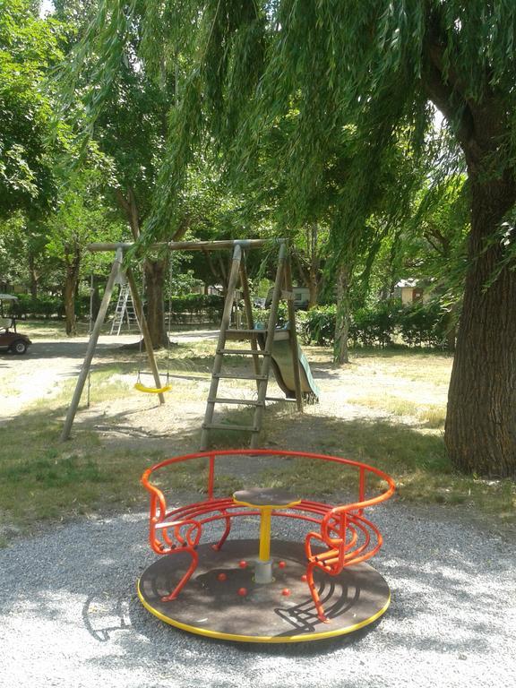 Отель Camping Les Grillons Эмбрён Экстерьер фото