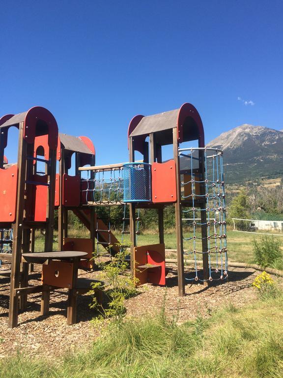Отель Camping Les Grillons Эмбрён Экстерьер фото