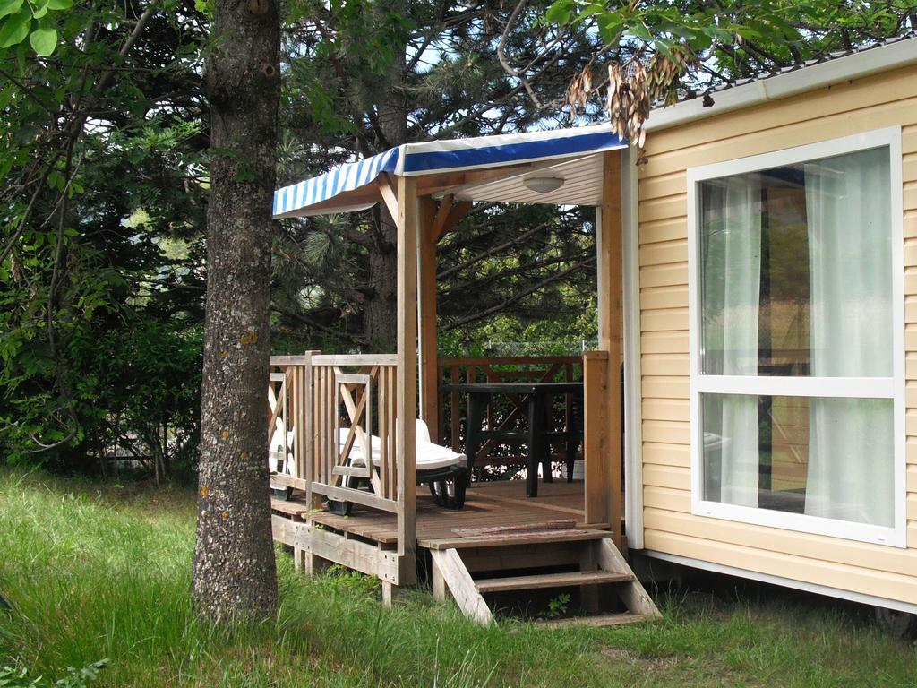 Отель Camping Les Grillons Эмбрён Экстерьер фото