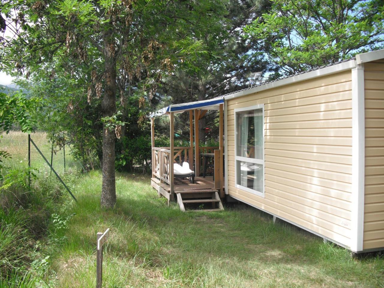 Отель Camping Les Grillons Эмбрён Экстерьер фото
